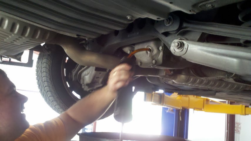 oil change pump. Rear differential oil change.