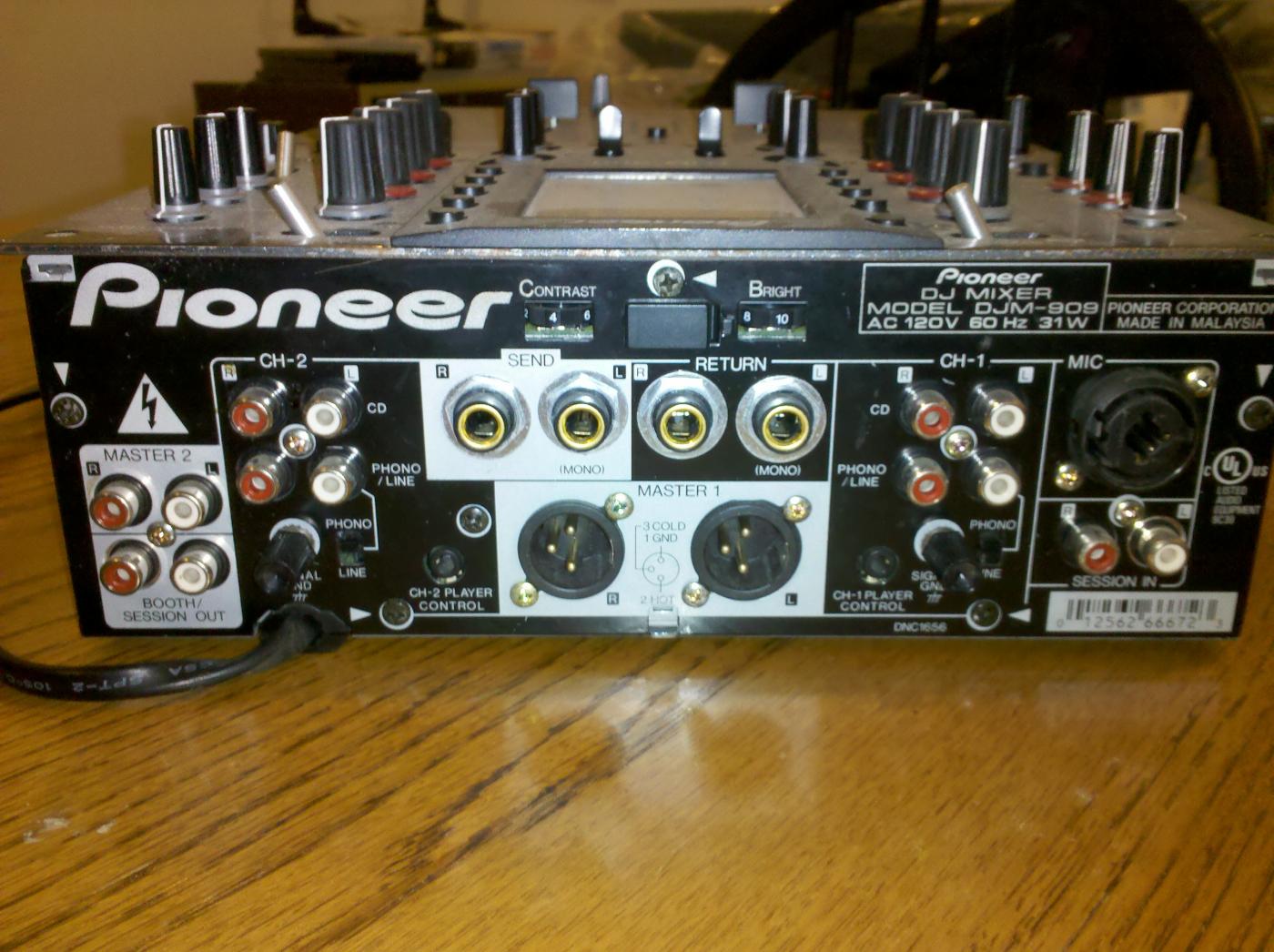 DJ's!! Pioneer DJM 909 mixer with Serato SL1 - BMW 3-Series (E90