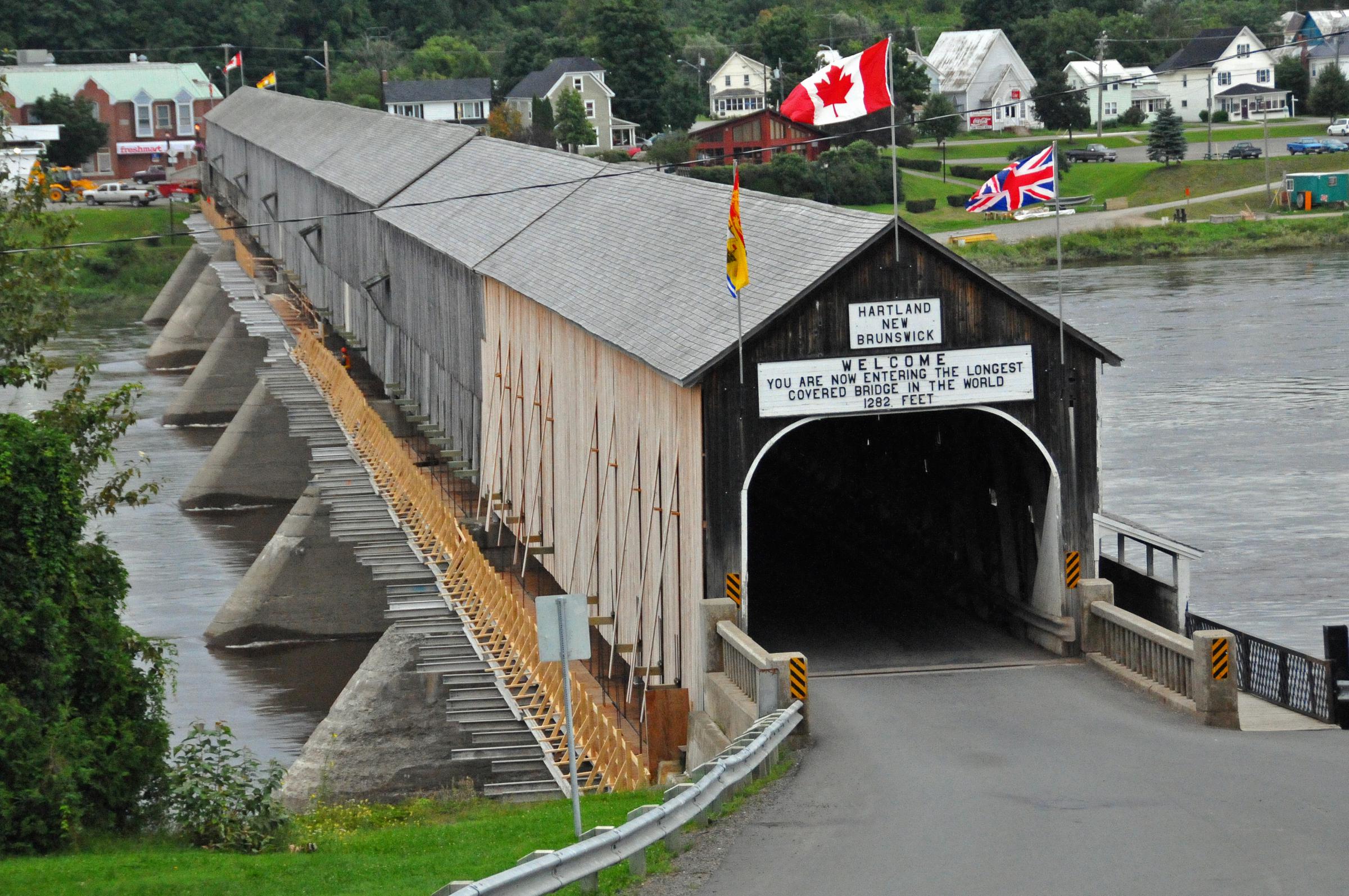 Name:  Hartland_covered_bridge_2008.jpg
Views: 95
Size:  616.3 KB